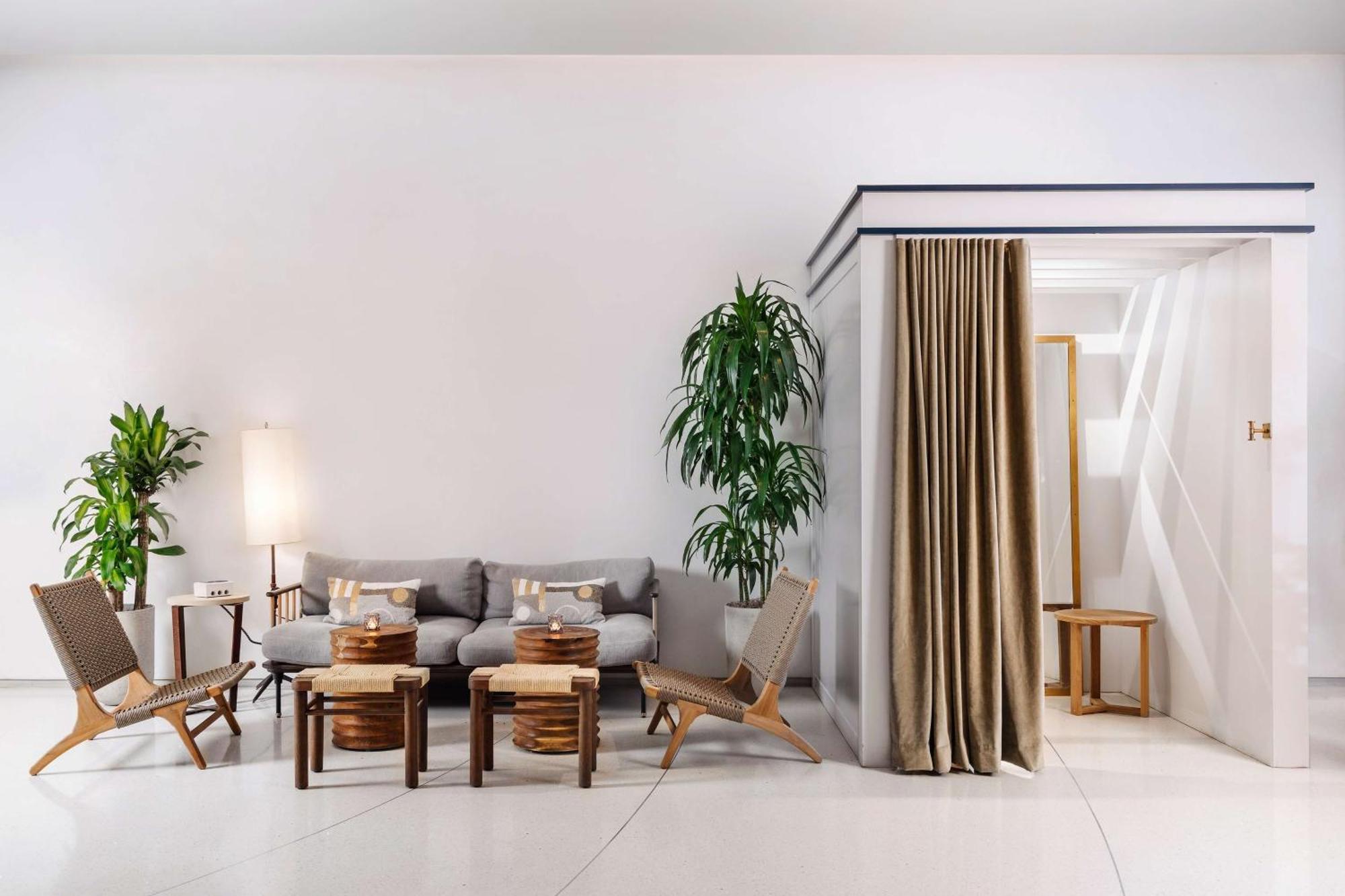 Nautilus Sonesta Miami Beach Luaran gambar A curtain used as a room divider