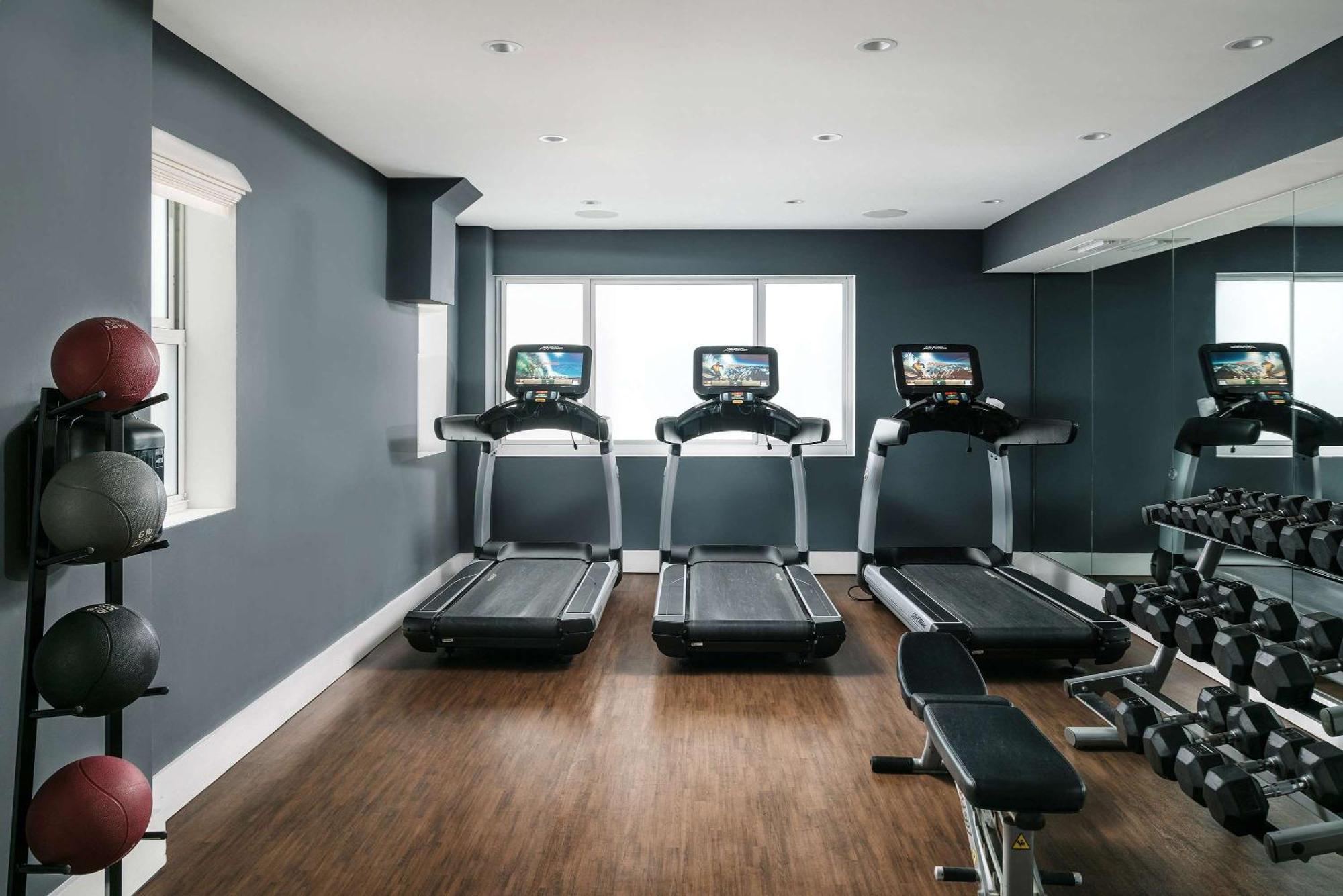 Nautilus Sonesta Miami Beach Luaran gambar The gym at The Ivy Collection