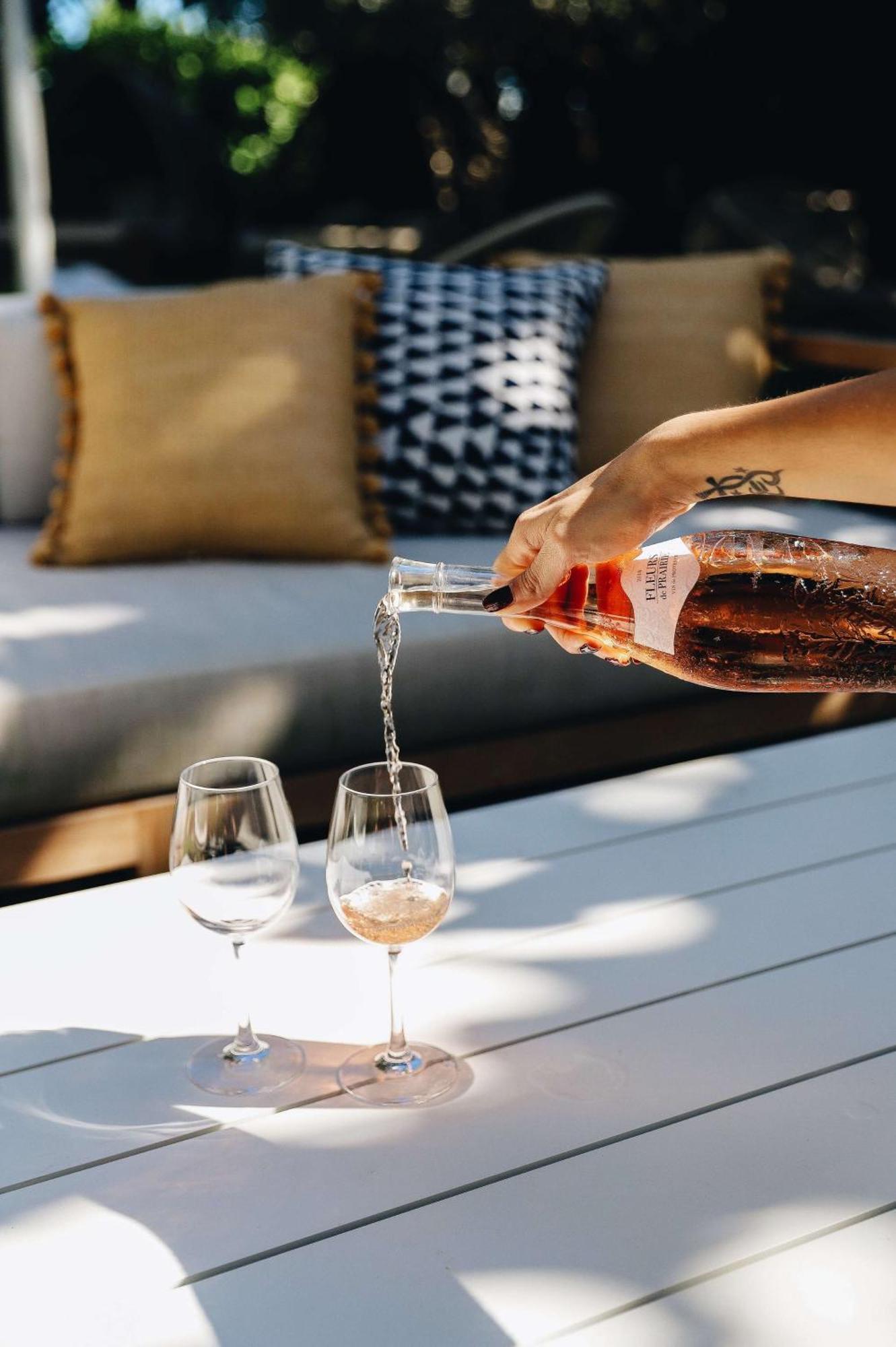 Nautilus Sonesta Miami Beach Luaran gambar Wine being poured