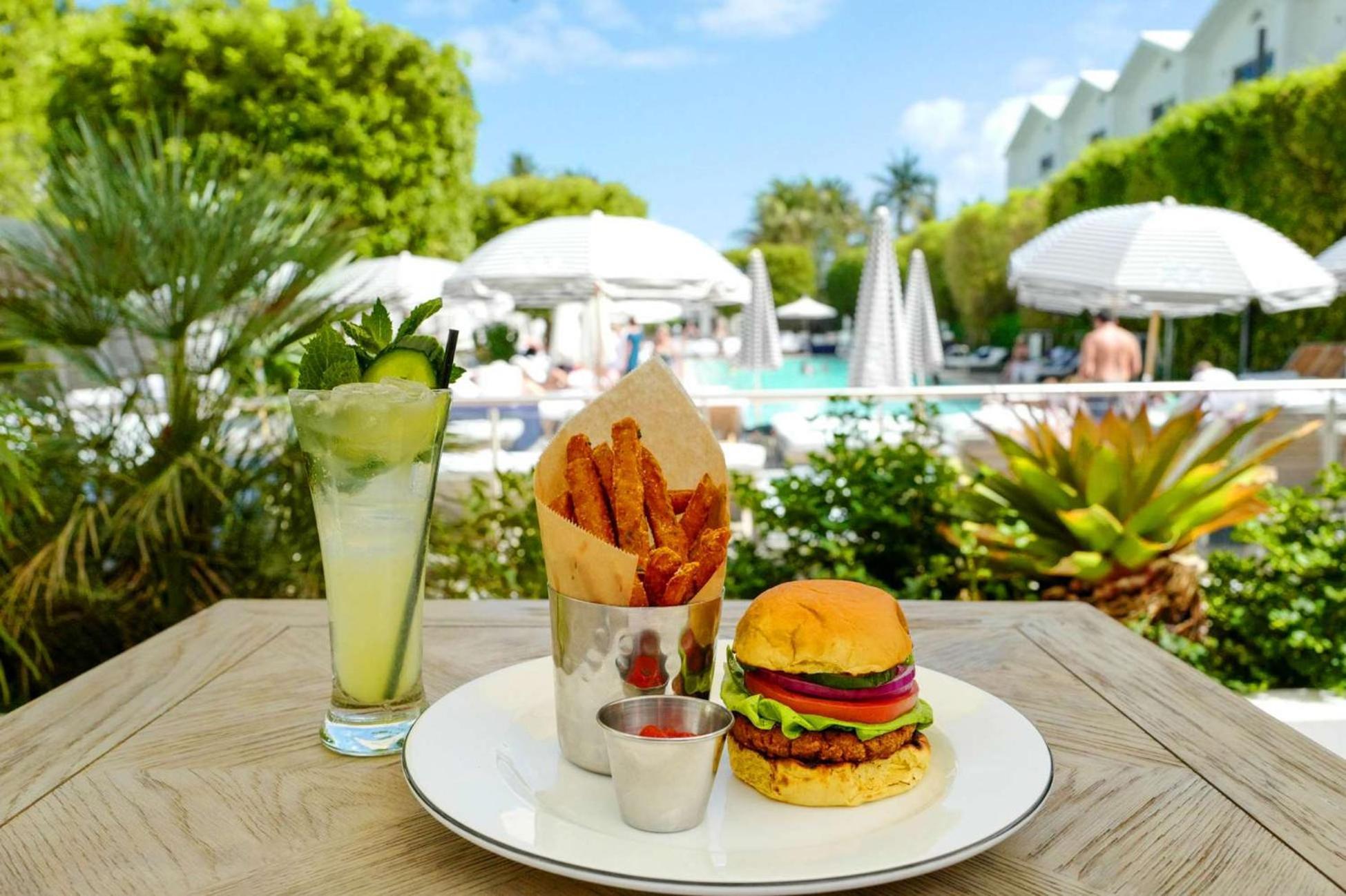 Nautilus Sonesta Miami Beach Luaran gambar A vegan burger at the Fontainebleau Hotel in Miami Beach, Florida